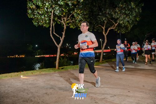 Race photo from PIK NITE RUN 2025