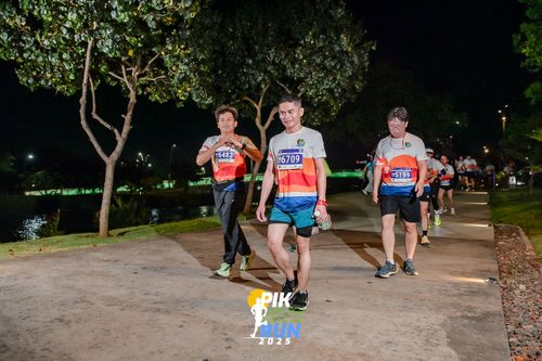 Race photo from PIK NITE RUN 2025