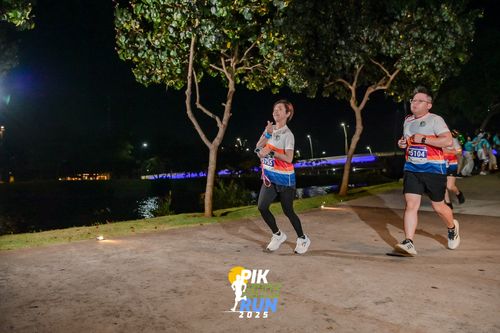 Race photo from PIK NITE RUN 2025