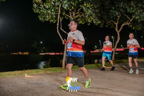Race photo from PIK NITE RUN 2025
