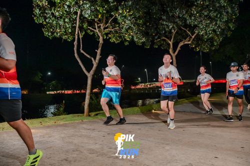 Race photo from PIK NITE RUN 2025