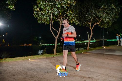 Race photo from PIK NITE RUN 2025