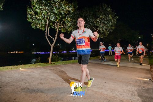 Race photo from PIK NITE RUN 2025