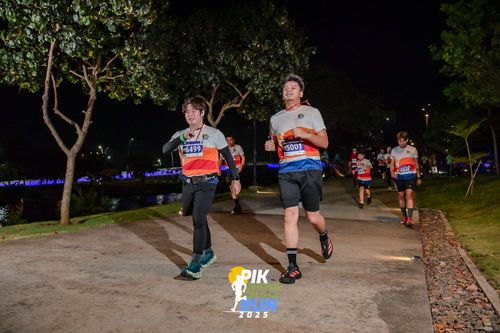 Race photo from PIK NITE RUN 2025