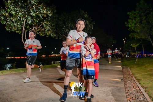 Race photo from PIK NITE RUN 2025