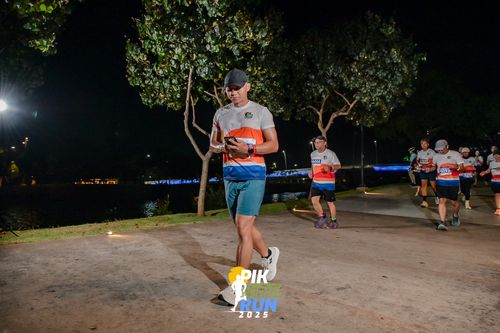 Race photo from PIK NITE RUN 2025