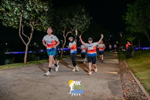 Race photo from PIK NITE RUN 2025
