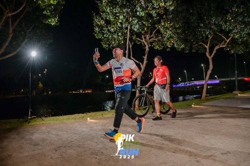 Race photo from PIK NITE RUN 2025
