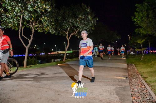 Race photo from PIK NITE RUN 2025