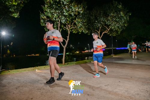 Race photo from PIK NITE RUN 2025