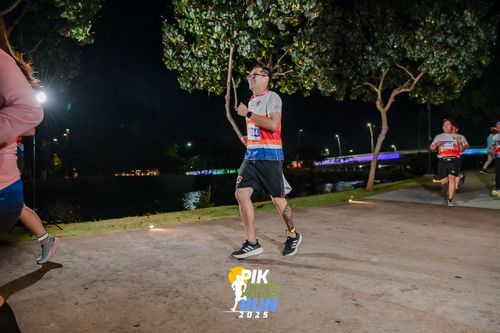 Race photo from PIK NITE RUN 2025