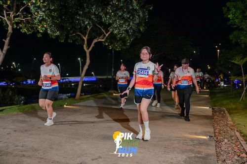 Race photo from PIK NITE RUN 2025
