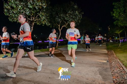 Race photo from PIK NITE RUN 2025
