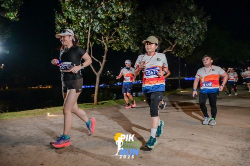 Race photo from PIK NITE RUN 2025