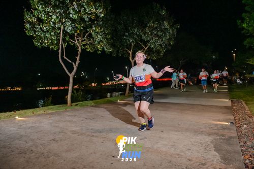 Race photo from PIK NITE RUN 2025