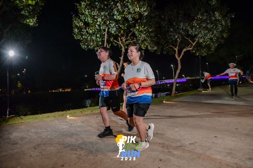 Race photo from PIK NITE RUN 2025