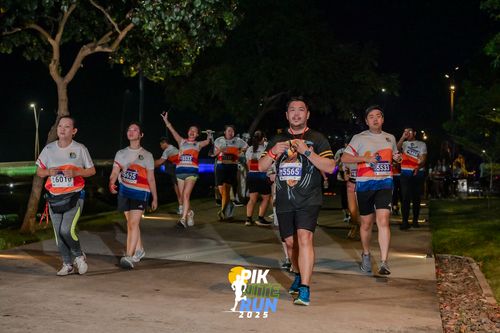 Race photo from PIK NITE RUN 2025