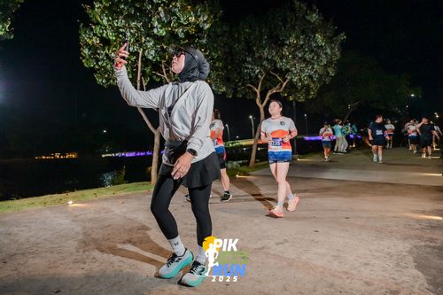 Race photo from PIK NITE RUN 2025