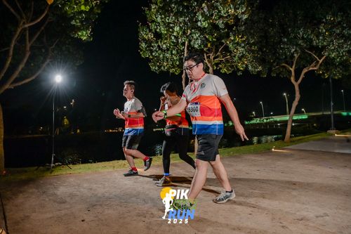 Race photo from PIK NITE RUN 2025