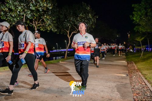 Race photo from PIK NITE RUN 2025