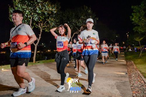 Race photo from PIK NITE RUN 2025