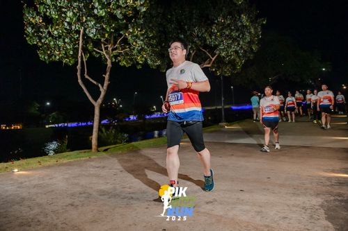 Race photo from PIK NITE RUN 2025