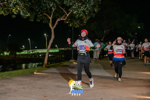 Race photo from PIK NITE RUN 2025
