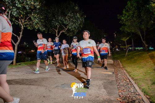 Race photo from PIK NITE RUN 2025