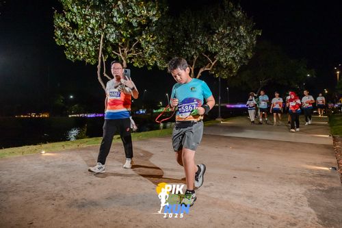 Race photo from PIK NITE RUN 2025