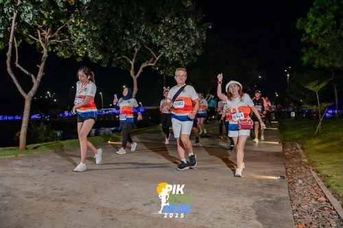 Race photo from PIK NITE RUN 2025