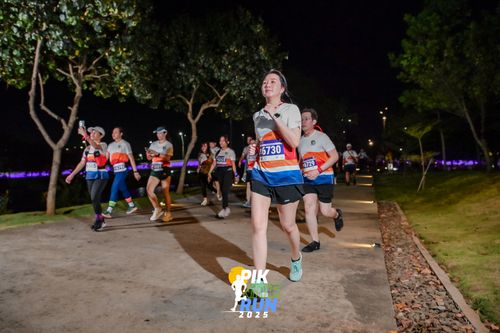 Race photo from PIK NITE RUN 2025