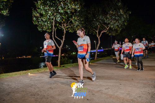 Race photo from PIK NITE RUN 2025