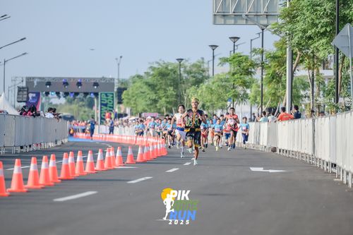 Race photo from PIK NITE RUN 2025