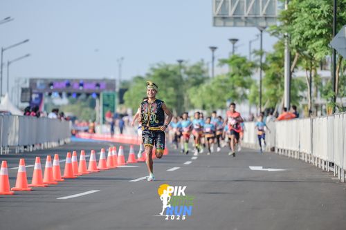 Race photo from PIK NITE RUN 2025