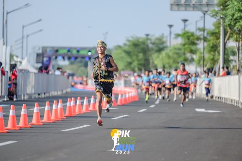 Race photo from PIK NITE RUN 2025