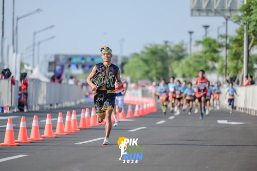 Race photo from PIK NITE RUN 2025