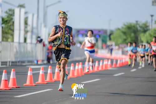 Race photo from PIK NITE RUN 2025