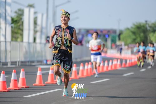 Race photo from PIK NITE RUN 2025