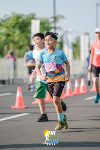 Race photo from PIK NITE RUN 2025