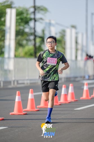 Race photo from PIK NITE RUN 2025