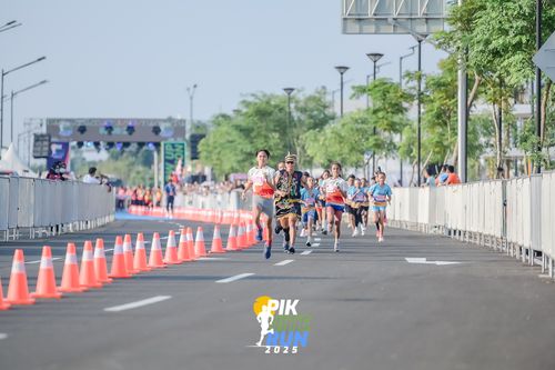 Race photo from PIK NITE RUN 2025