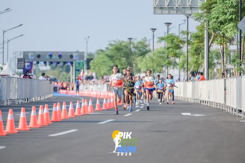 Race photo from PIK NITE RUN 2025