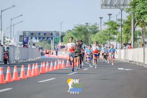 Race photo from PIK NITE RUN 2025