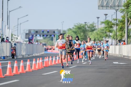Race photo from PIK NITE RUN 2025