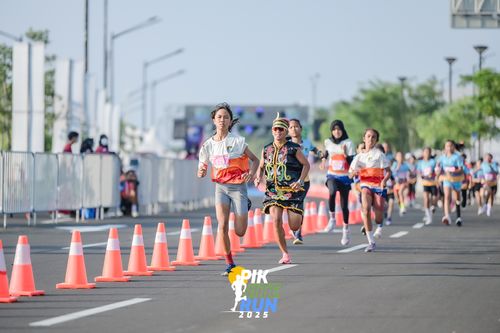Race photo from PIK NITE RUN 2025