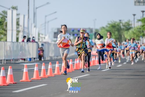 Race photo from PIK NITE RUN 2025