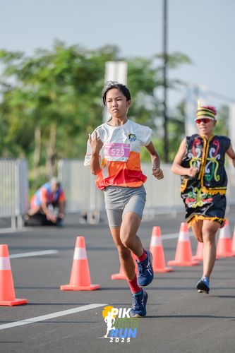 Race photo from PIK NITE RUN 2025