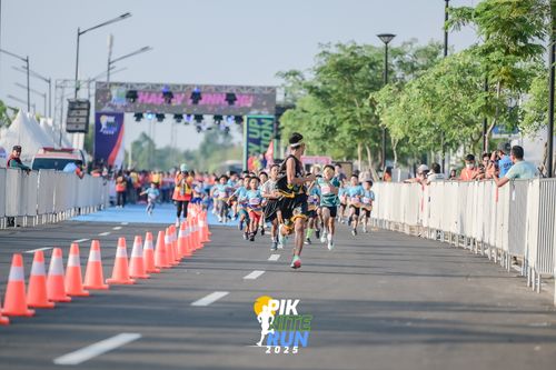 Race photo from PIK NITE RUN 2025