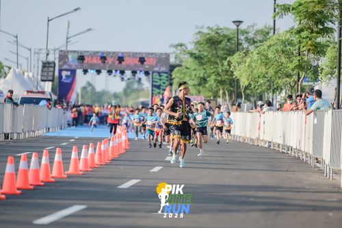 Race photo from PIK NITE RUN 2025