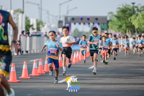 Race photo from PIK NITE RUN 2025